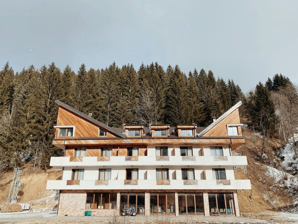 Wie kann die Integration von Grauwassersystemen in einem Wohngebäude zur Wasserersparnis beitragen?