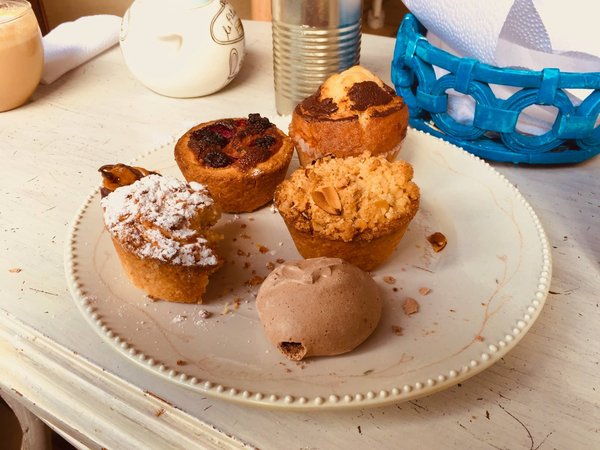Wie macht man eine traditionelle Eierlikörtorte mit Biskuitboden und Schokoladenüberzug?