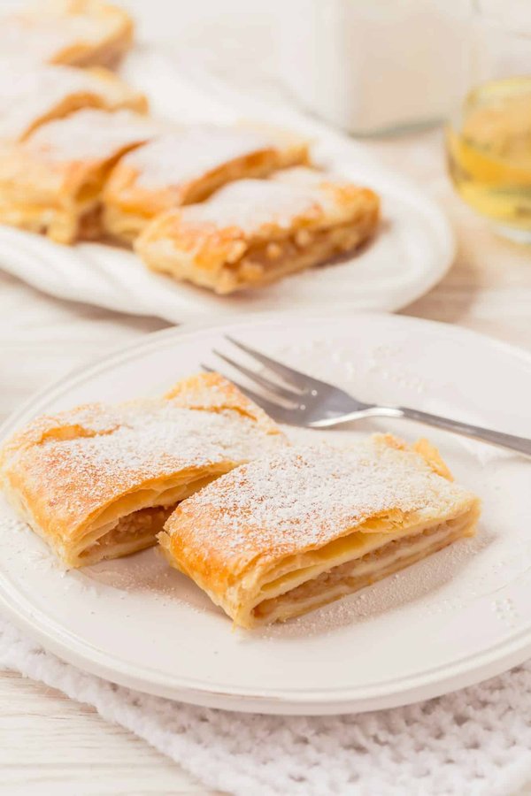 Kann man eine Apfelstrudel-Variante mit Blätterteig und Mandeln für eine schnelle Zubereitung kreieren?